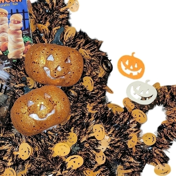 Halloween Decor bundle Pumpkins, garland, garden flag, Vintage Pillsbury book - Picture 4 of 9